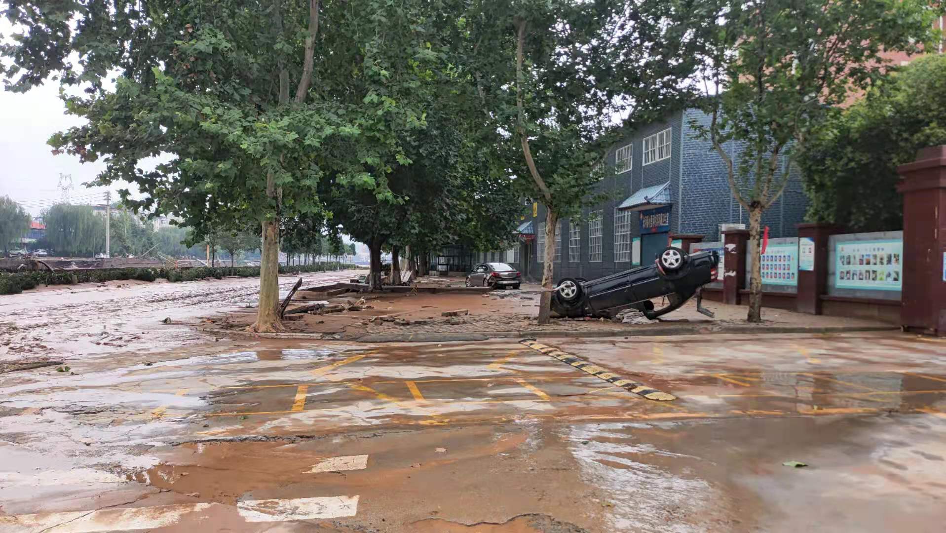 郑州巩义米河镇：洪水冲塌七层楼房，多支救援队伍抵达“孤岛”