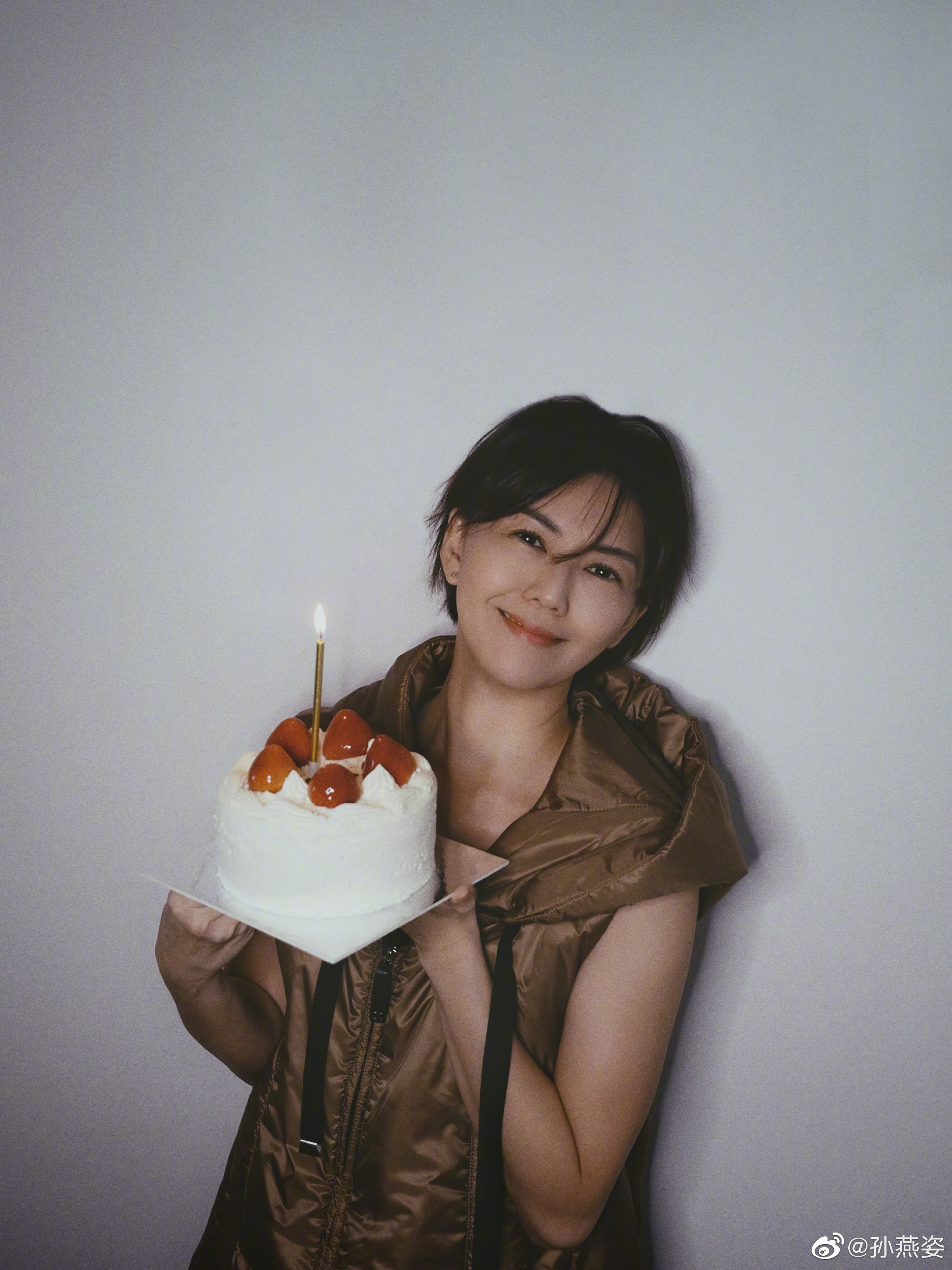 孙燕姿发文为自己庆祝生日 手捧蛋糕出镜笑容甜美