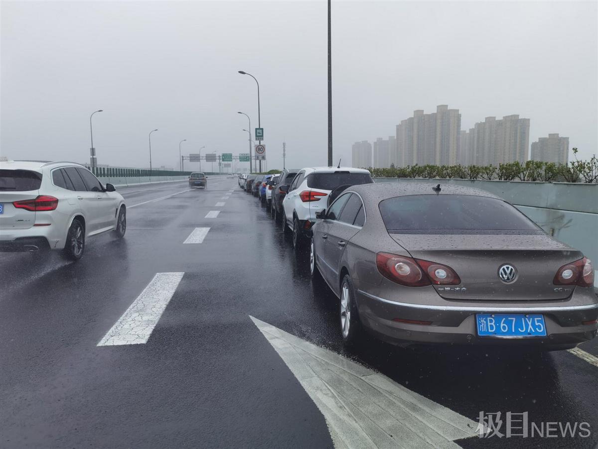 台风“烟花”来袭宁波I级响应：高架桥成停车场，行人上街寸步难行