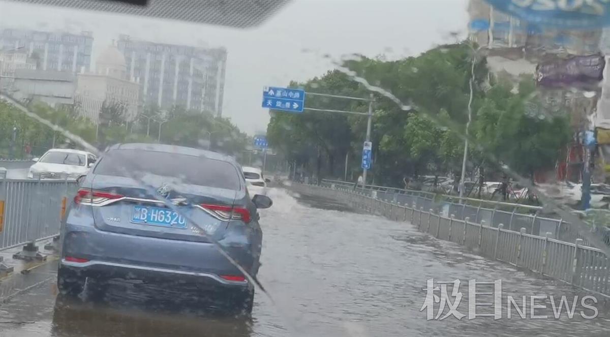 台风“烟花”来袭宁波I级响应：高架桥成停车场，行人上街寸步难行