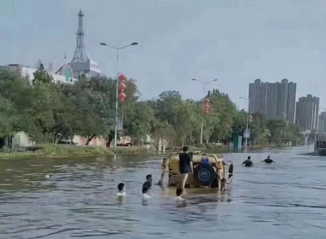 河南卫辉内涝：水越涨越快，有人连夜撤离，市民：走时门都没来得及堵上