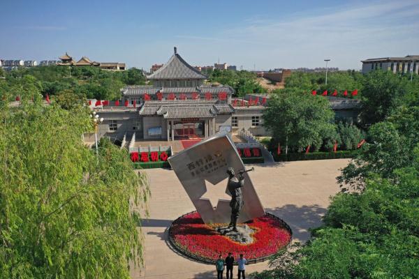 宁夏吴忠市同心县红军西征纪念馆前的"抗战之声"小号手雕塑(6月2杖 