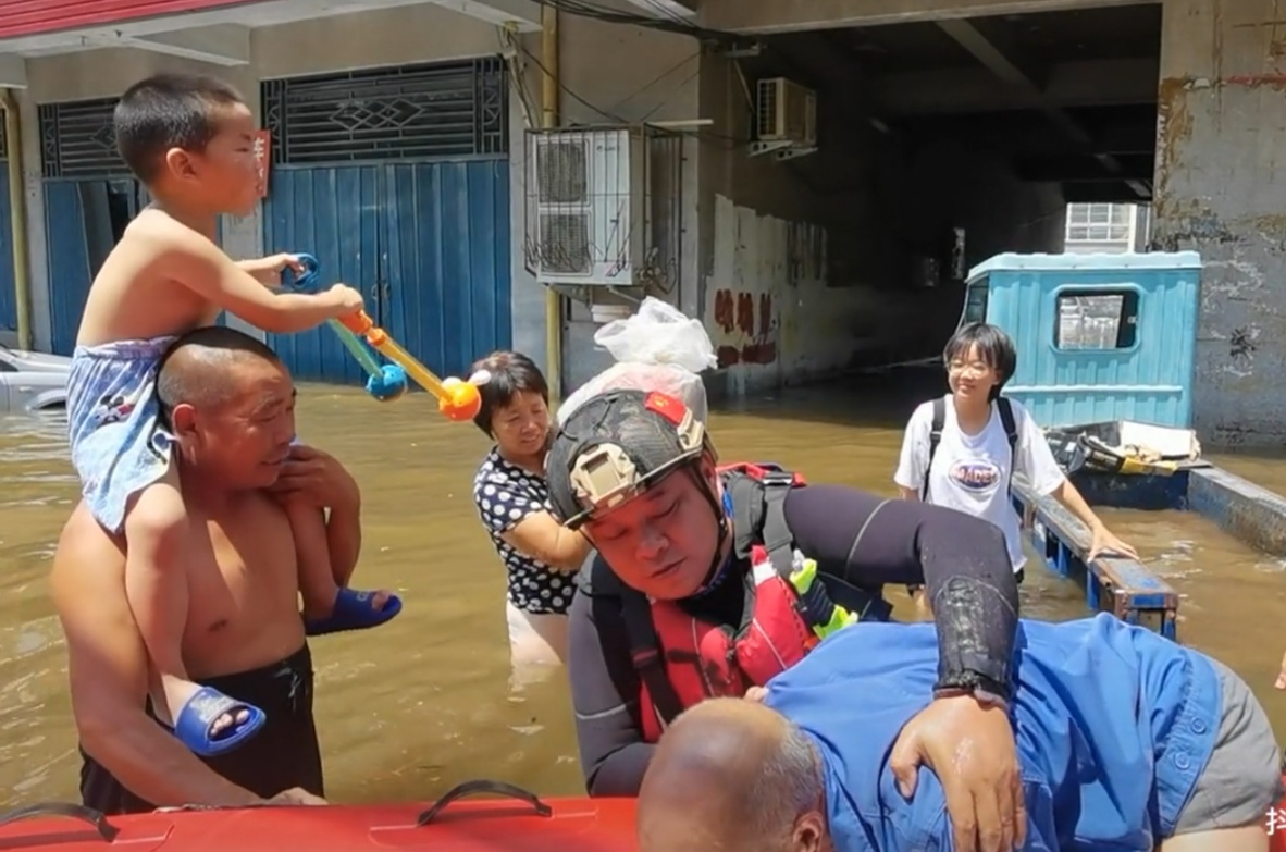 河南卫辉4岁男孩被困，获救后上演“小猪佩奇”式自我介绍，萌翻救援队