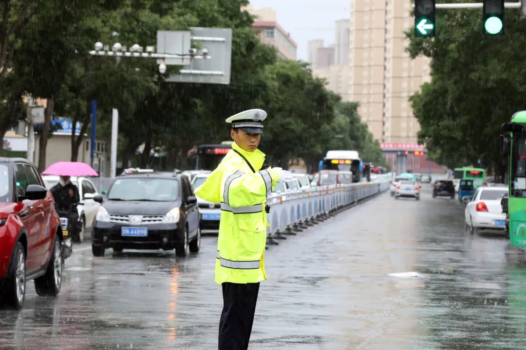 【图说警事】雨中,活跃着一抹警察蓝