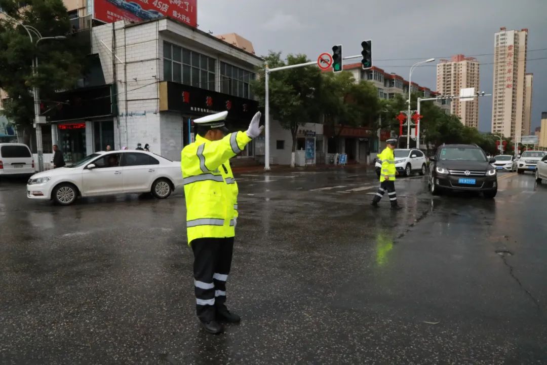 【图说警事】雨中,活跃着一抹警察蓝