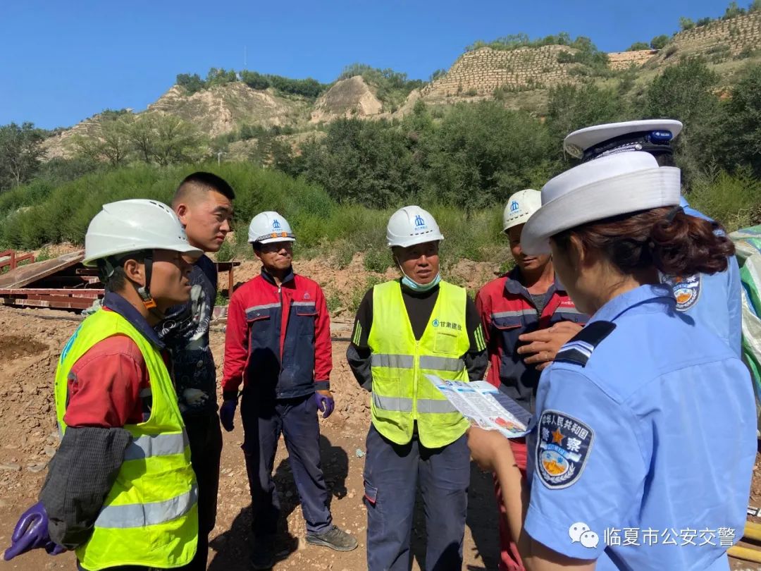临夏市公安交警走进建筑工地 开展务工人员交通安全宣传教育活动