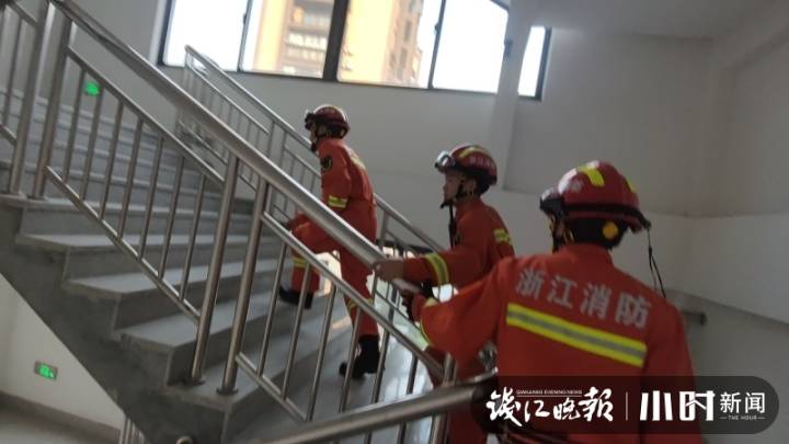桐庐昨晚一电梯的人被困，有老有小还有孕妇，消防火速救援