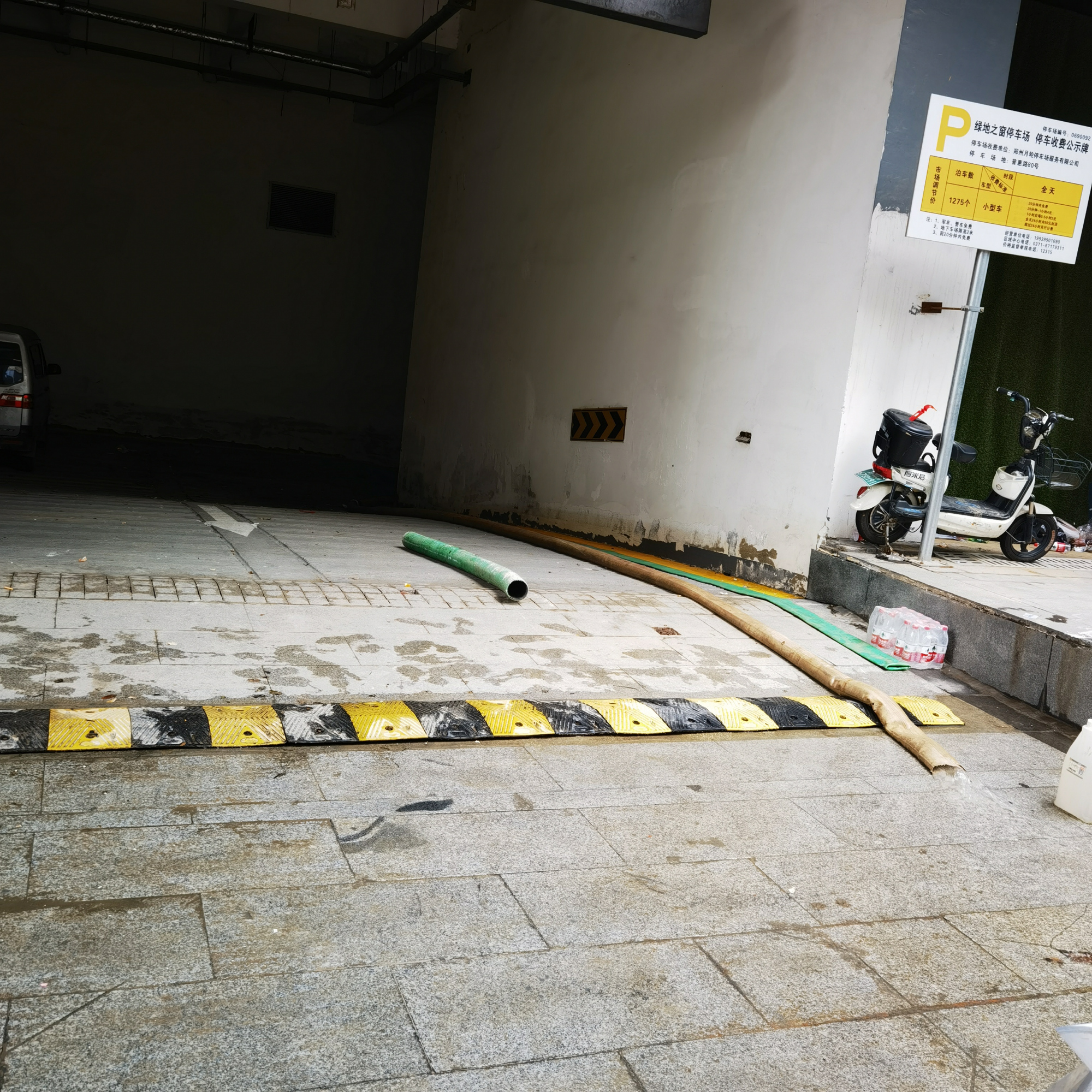 400万豪车被没顶泡水9天，车内一箱茅台只剩半瓶，多位车主大骂物业