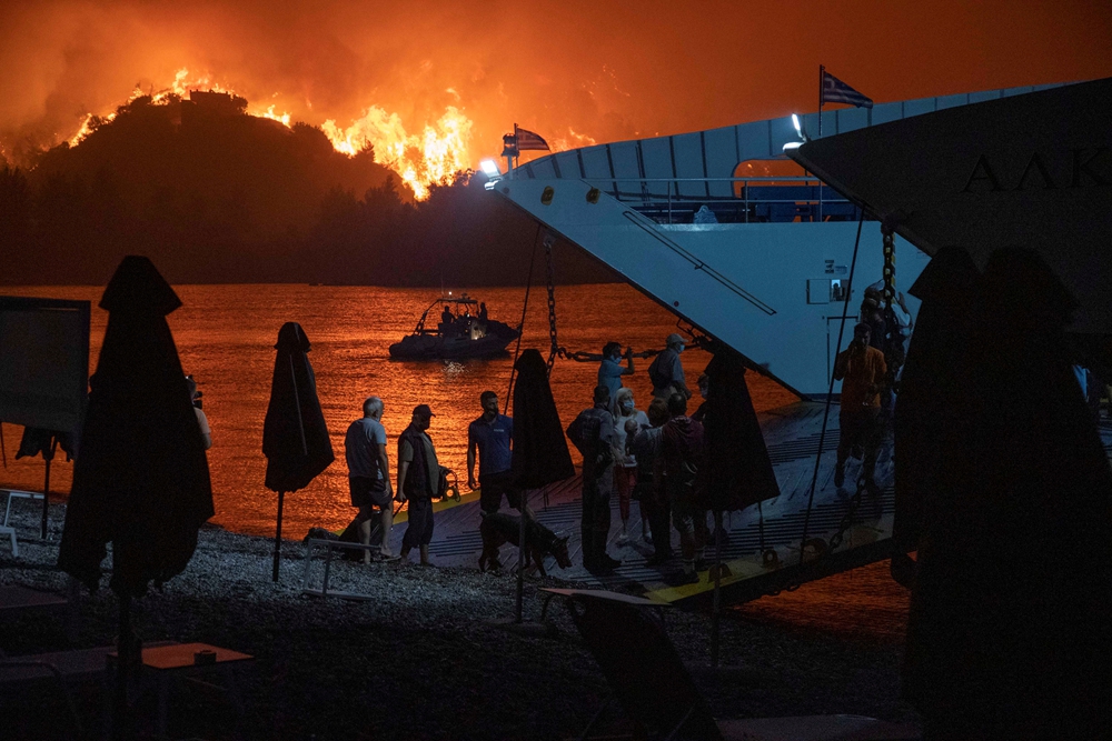 希腊埃维亚岛野火肆虐 当地居民乘渡轮撤离