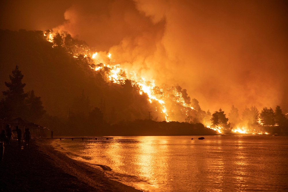 希腊埃维亚岛野火肆虐 当地居民乘渡轮撤离