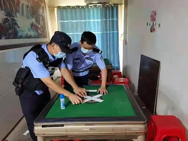 啥时候了还聚集打麻将？该地警方出手了