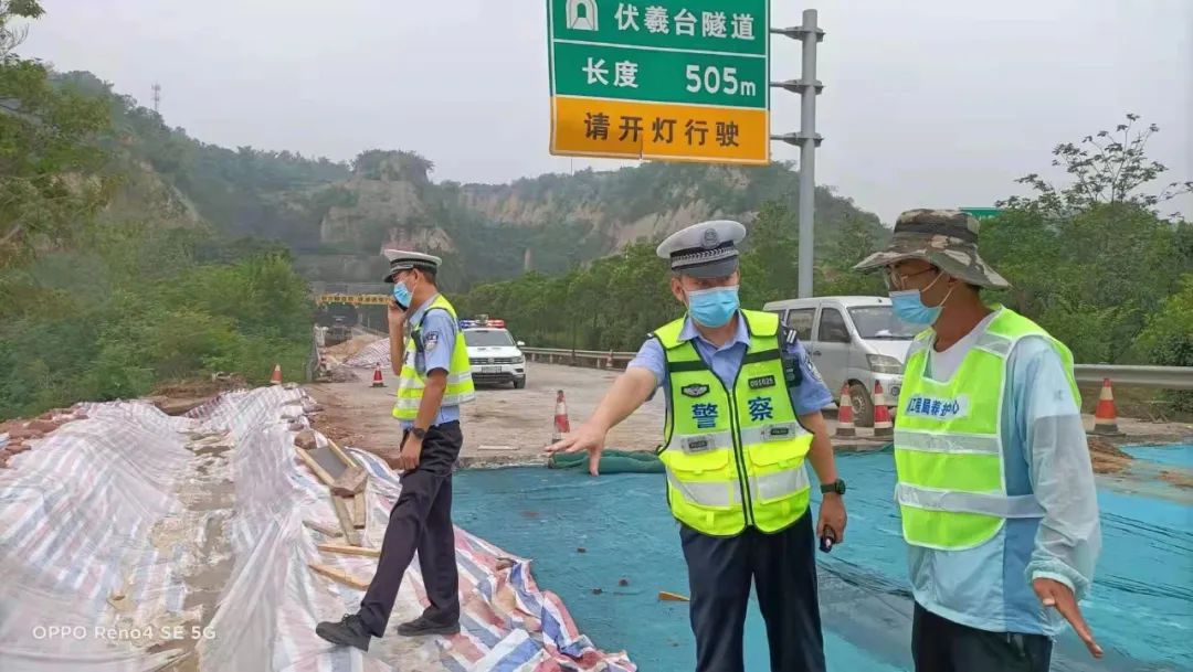 河南高速交警暴雨中昼夜坚守护航 全力守护群众平安