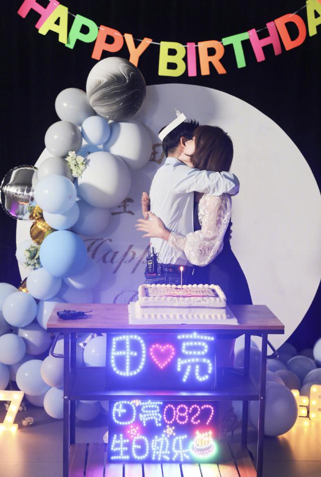 田亮晒全家福庆42岁生日，森碟身高直逼叶一茜，模样似爸爸翻版