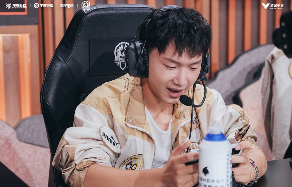 kpl首个六冠王!世冠赛重庆qg夺冠,奥运冠军侯志慧盛赞fly"yyds"