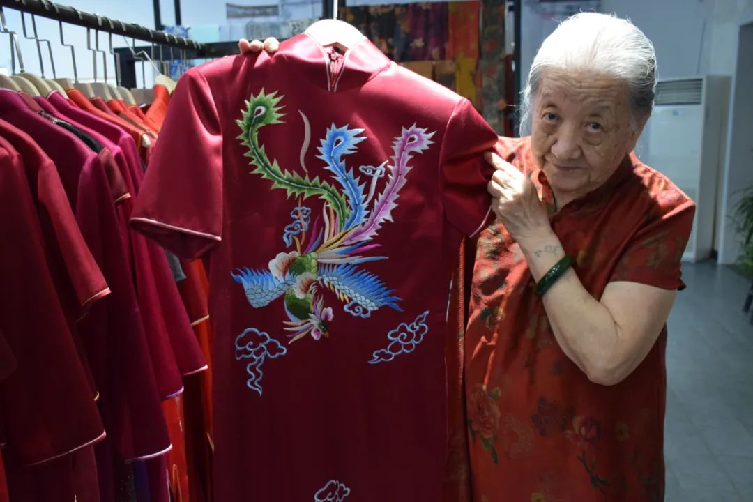 河北86岁“旗袍奶奶”走红！一生爱美是天然……