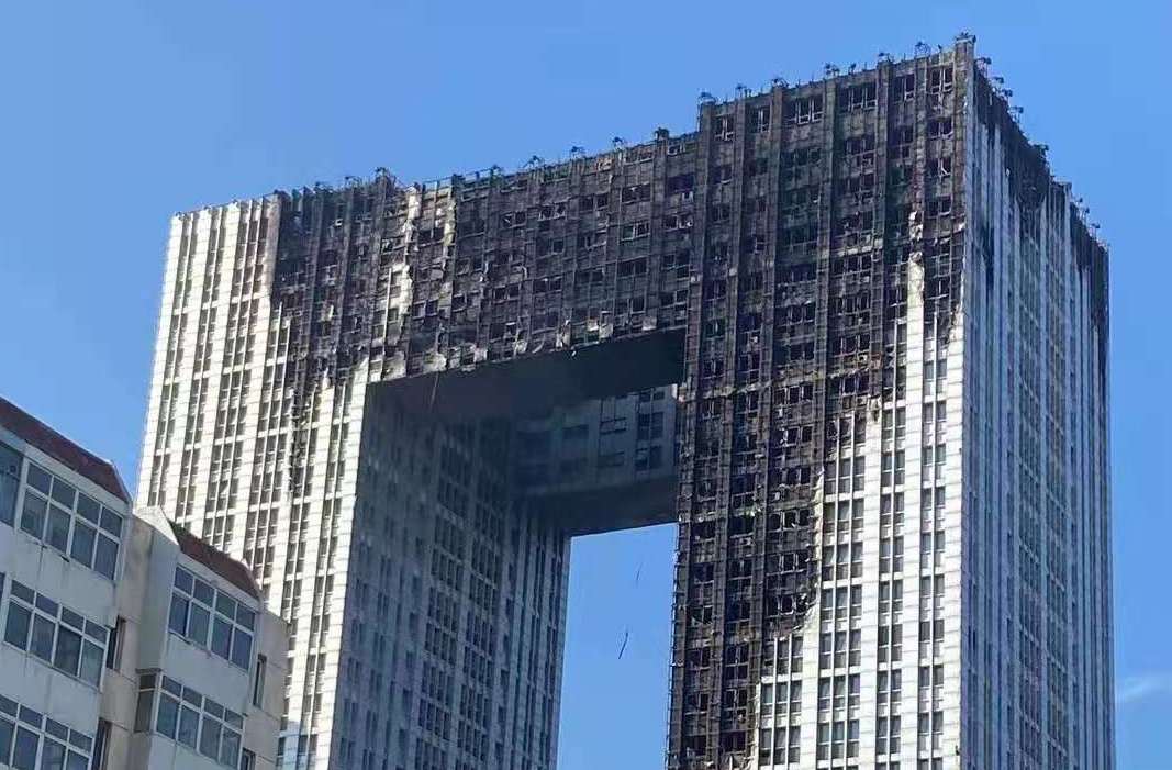 連燒七小時，高樓火災殃及二十層，財產損失誰承擔？