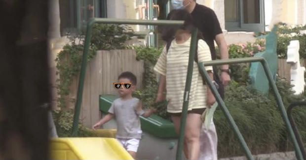 赵丽颖带儿子逛商场，2岁想想正面首曝光身高瞩目，母子互动超温馨
