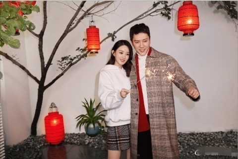 赵丽颖带儿子逛商场，2岁想想正面首曝光身高瞩目，母子互动超温馨
