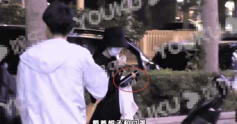 赵丽颖带儿子逛商场，2岁想想正面首曝光身高瞩目，母子互动超温馨