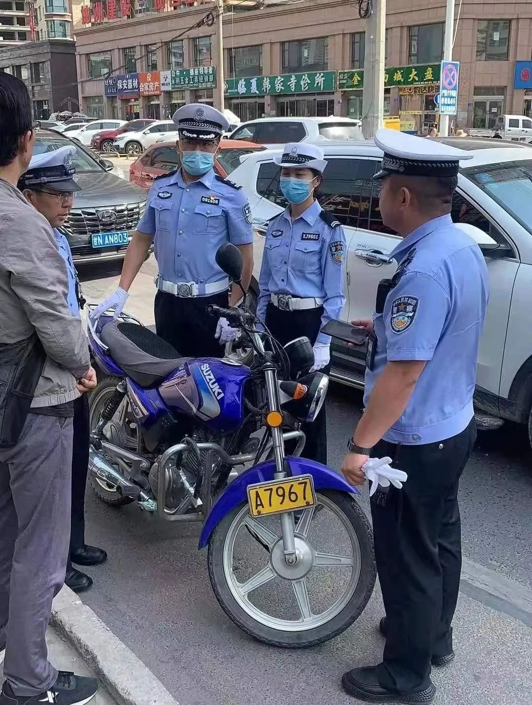 州公安局交警支队配合市公安局交警大队持续开展交通秩序整治工作