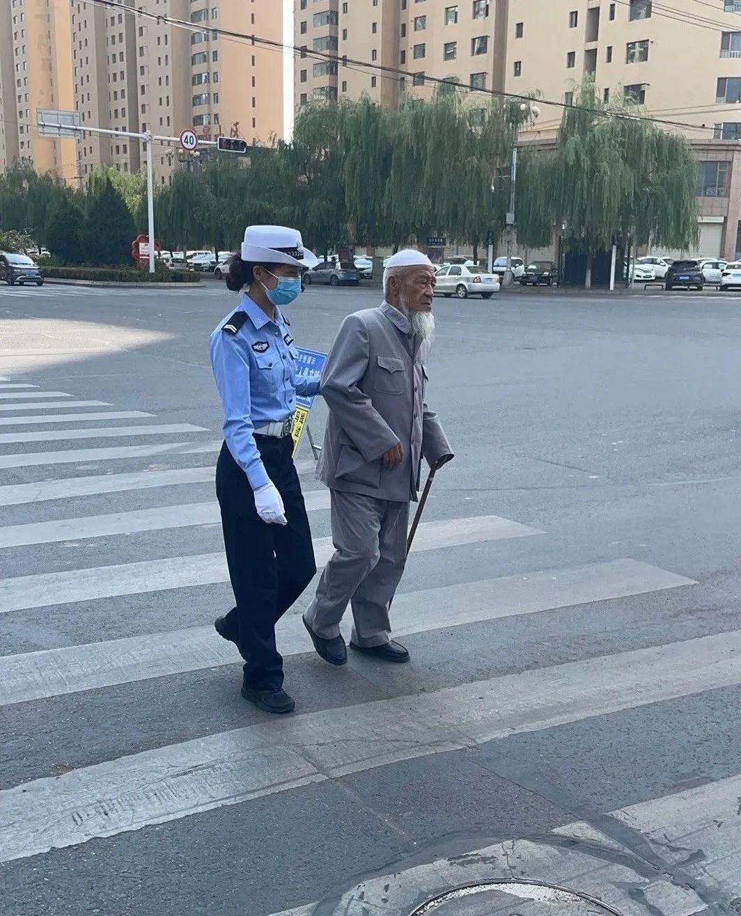 州公安局交警支队配合市公安局交警大队持续开展交通秩序整治工作