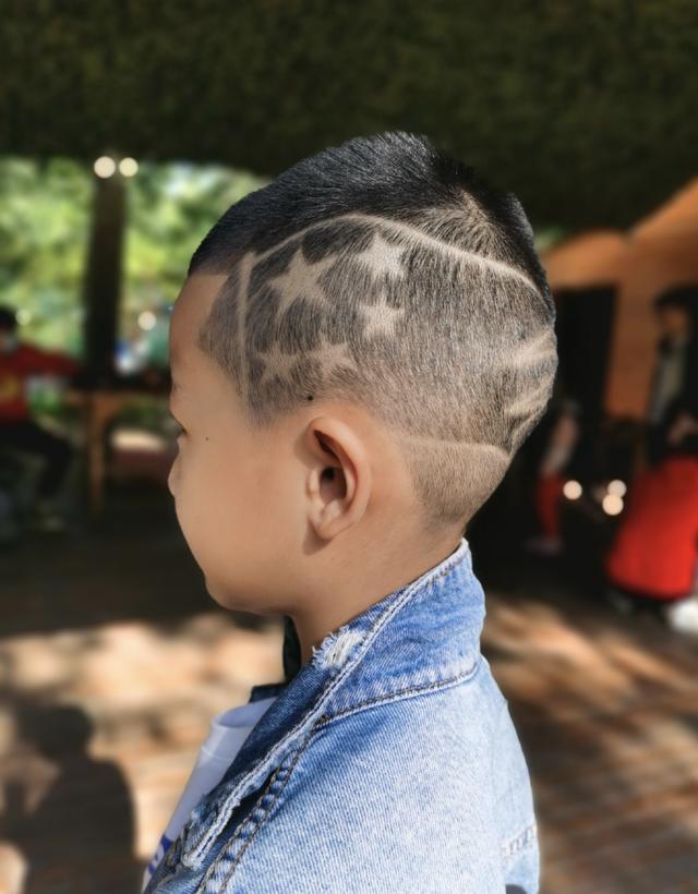 赵文卓晒10岁儿子新发型，脑袋剃哥哥字样和logo，为老爸硬核应援