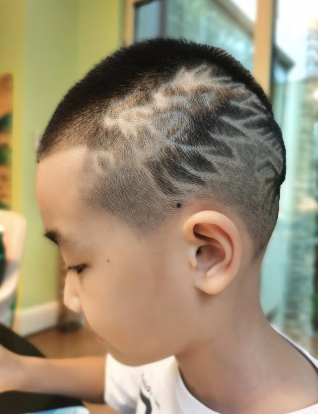 赵文卓晒10岁儿子新发型，脑袋剃哥哥字样和logo，为老爸硬核应援