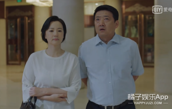 潘粤明黄磊挺啤酒肚失去下颌线，纵观同辈女演员，这反差太大了
