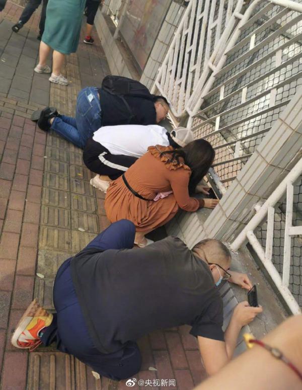 开学第一天，校园围墙“长”满家长