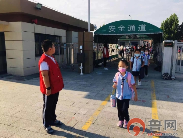 東營(yíng)市勝利第一小學(xué)學(xué)生開展校園志愿活動(dòng)(圖1) 東營(yíng)市勝利第一小學(xué)學(xué)生開展校園志愿活動(dòng)(圖1)