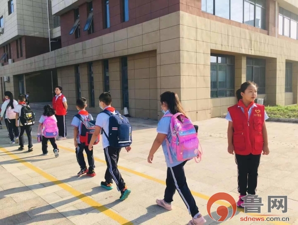 東營(yíng)市勝利第一小學(xué)學(xué)生開展校園志愿活動(dòng)(圖3) 東營(yíng)市勝利第一小學(xué)學(xué)生開展校園志愿活動(dòng)(圖3)