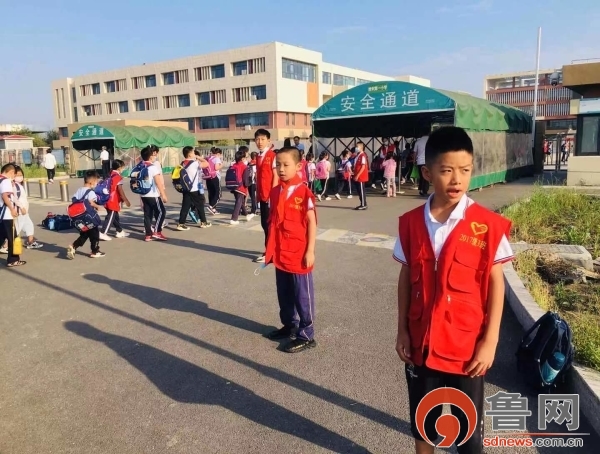 東營(yíng)市勝利第一小學(xué)學(xué)生開展校園志愿活動(dòng)(圖6) 東營(yíng)市勝利第一小學(xué)學(xué)生開展校園志愿活動(dòng)(圖6)