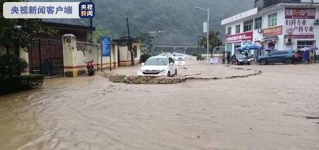 紧急撤离！轿车陷入泥水、洪水穿房而过…陕西安康遭遇强降雨