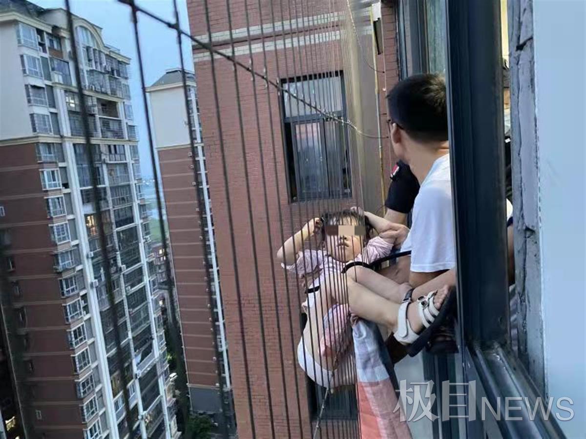 4岁女童上演惊魂一幕：从20楼家中攀爬到18楼防盗窗外，幸得一众好心人隔窗托住