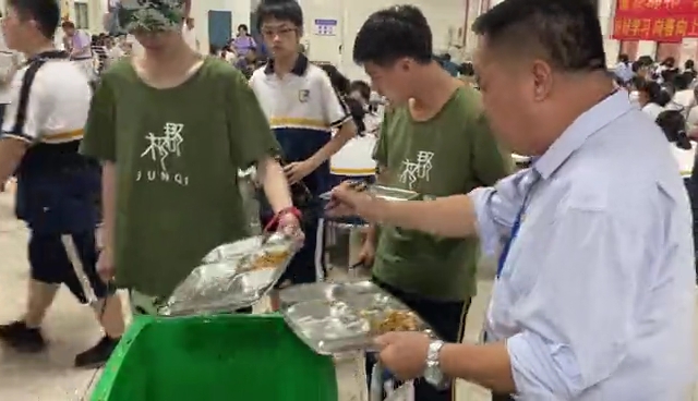湖南一校长站垃圾桶旁吃学生剩饭，有点赞也有质疑，当事人发声：我每天这样吃三顿