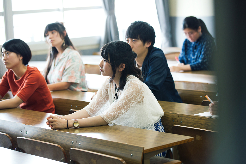 性产业的大学生，体制内的穷忙族：日本女性与贫困为何仅一线之隔？