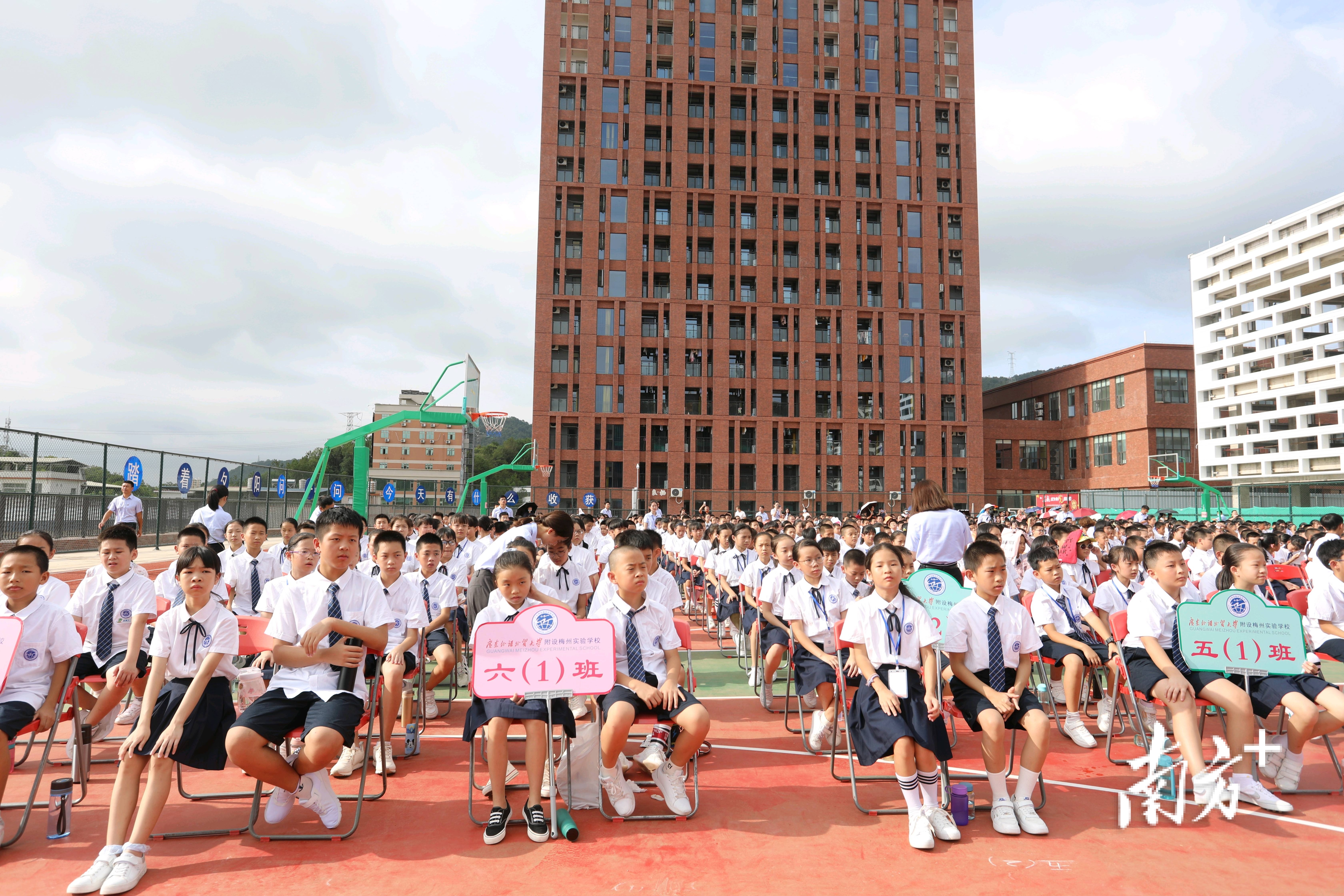 廣外附設(shè)梅州實驗學(xué)校舉行2021開學(xué)典禮(圖3) 廣外附設(shè)梅州實驗學(xué)校舉行2021開學(xué)典禮(圖3)