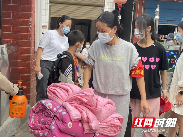 慈利縣溪口鎮(zhèn)中學(xué)：熱心“小紅花”助力開(kāi)學(xué)季(圖1)