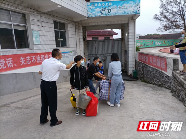 慈利縣通津鋪鎮(zhèn)中學(xué)暖心搬行李 情濃開學(xué)季(圖2)