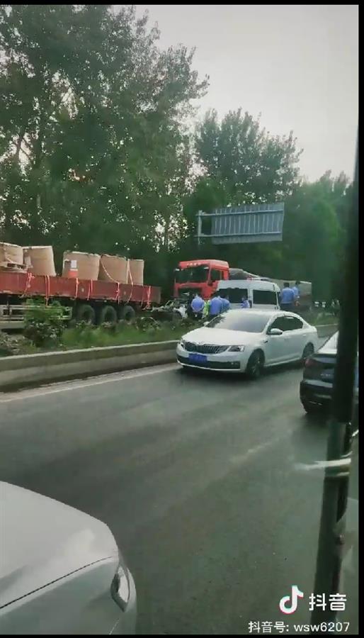 安徽一小轿车遭两辆大货车夹扁，3人遇难