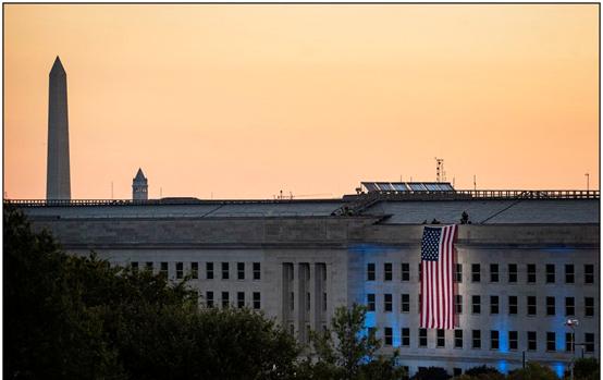 五角大楼悬挂巨幅美国国旗，纪念“9·11”恐怖袭击事件二十周年