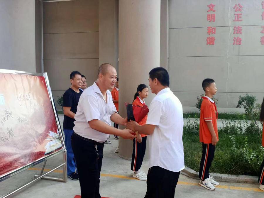 聊城度假區(qū)李海務(wù)中心小學(xué)的教師節(jié)溫暖人心(圖1) 聊城度假區(qū)李海務(wù)中心小學(xué)的教師節(jié)溫暖人心(圖1)