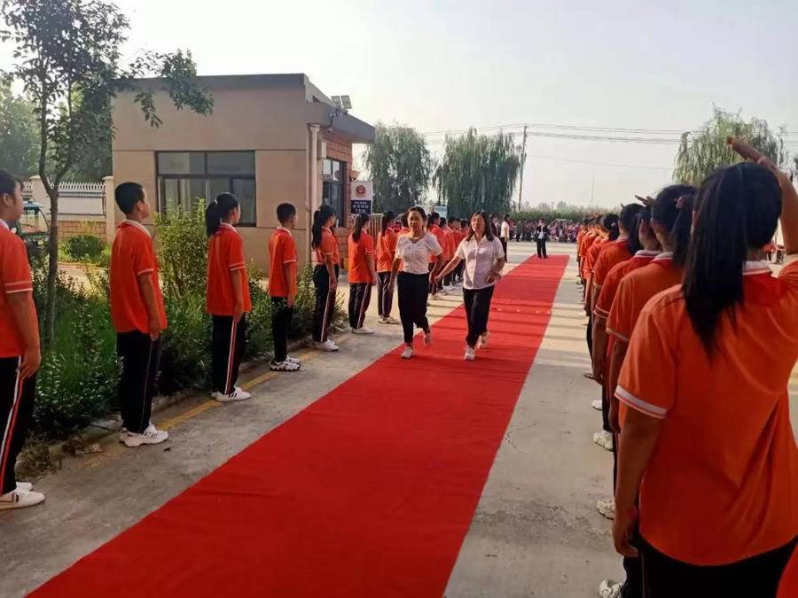 聊城度假區(qū)李海務(wù)中心小學(xué)的教師節(jié)溫暖人心(圖2) 聊城度假區(qū)李海務(wù)中心小學(xué)的教師節(jié)溫暖人心(圖2)