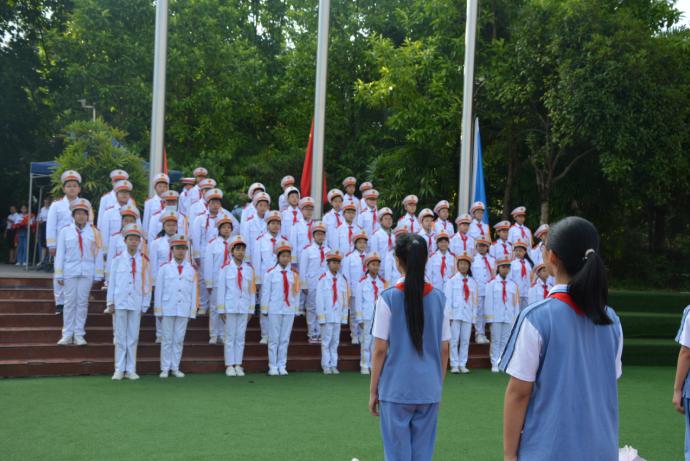 廣安實驗學(xué)校隆重舉行向退休教師致敬(圖2) 廣安實驗學(xué)校隆重舉行向退休教師致敬(圖2)
