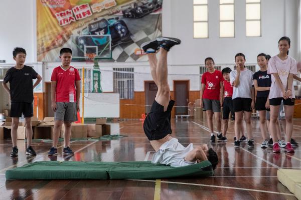 练这项运动，上海宝山这所中学的孩子打破世界纪录，学习成绩还名列前茅……