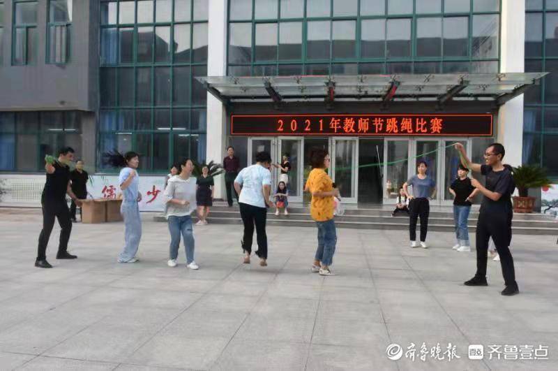 無棣縣棣州希賢學(xué)校多項(xiàng)活動慶祝教師節(jié)(圖2) 無棣縣棣州希賢學(xué)校多項(xiàng)活動慶祝教師節(jié)(圖2)