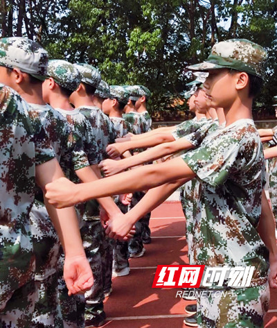 永州市京劍學(xué)校初一新生軍訓(xùn)結(jié)束:銘記精神(圖3)