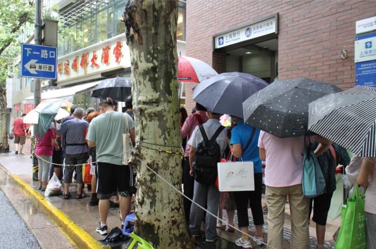 上海人台风天排长队买月饼