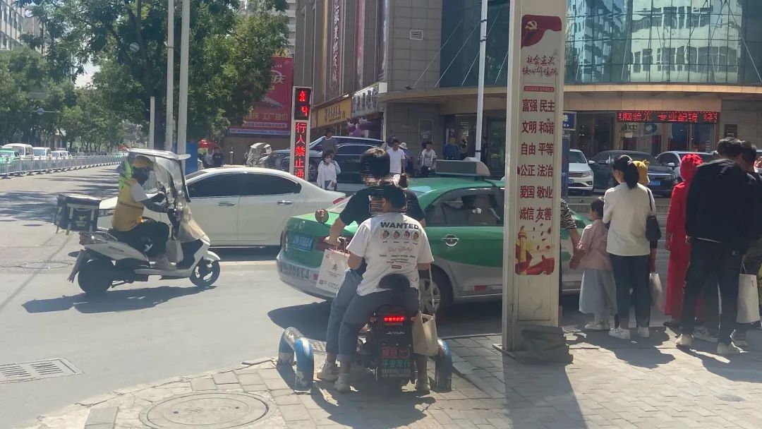 【交通安全整治进行时·曝光台】文明出行是对自己的生命安全负责