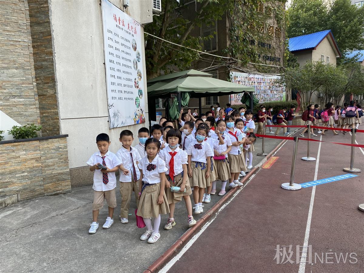 武汉武昌区新河街小学试行把书包留在学校(图5)